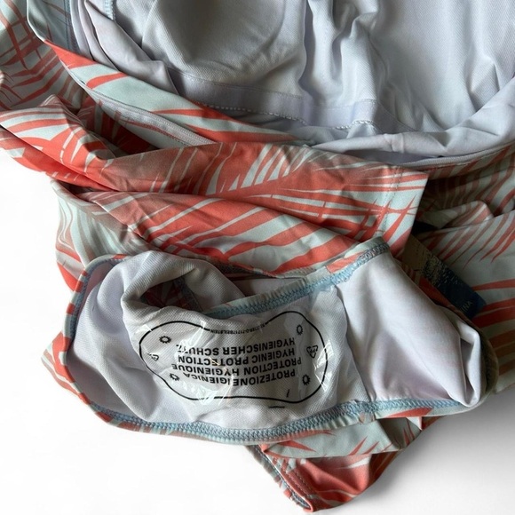 NWT- Woman’s UPF Rashguard Neon Coral Palms / Sz M - Picture 7 of 8